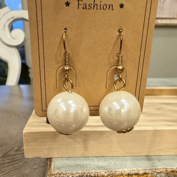 Elegant Gold and Cream Pearl Drop Earrings - Picture 1 of 1